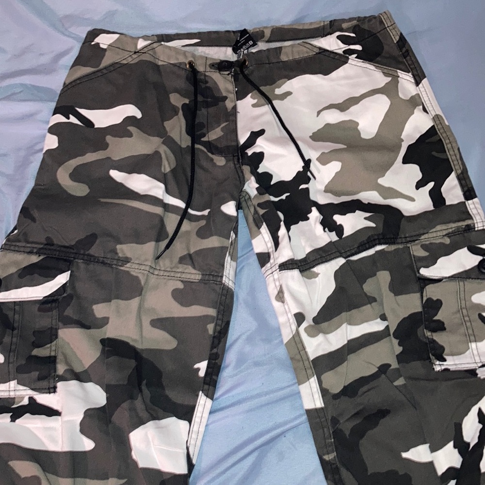 Black camo pants.🖤🤍